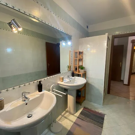 Family House With Free Parking, 450m From Beach