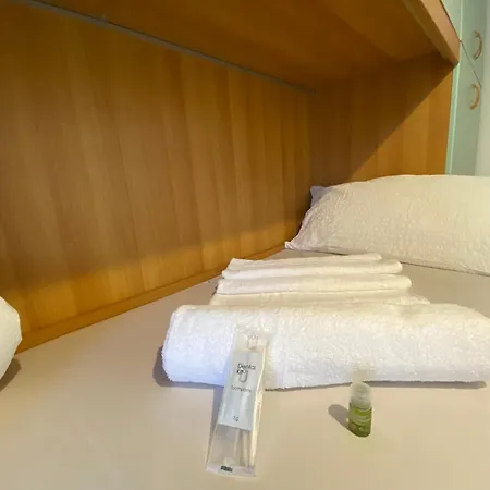 Family House With Free Parking, 450m From Beach Lejlighed Lazise
