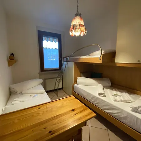 Apartment Family House With Free Parking, 450m From Beach Lazise